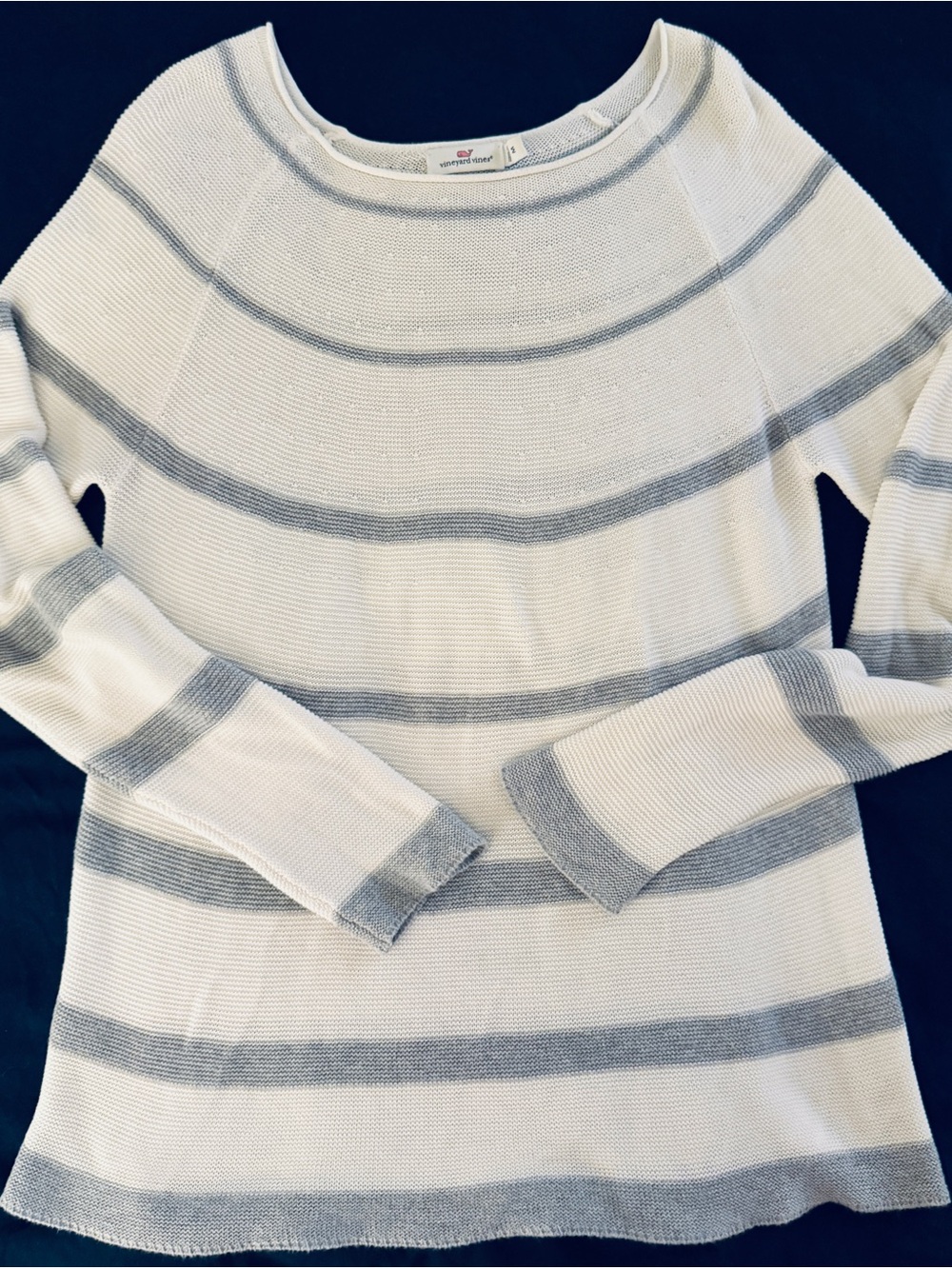 Vineyard Vines White Sweater with Light Gray Stripes